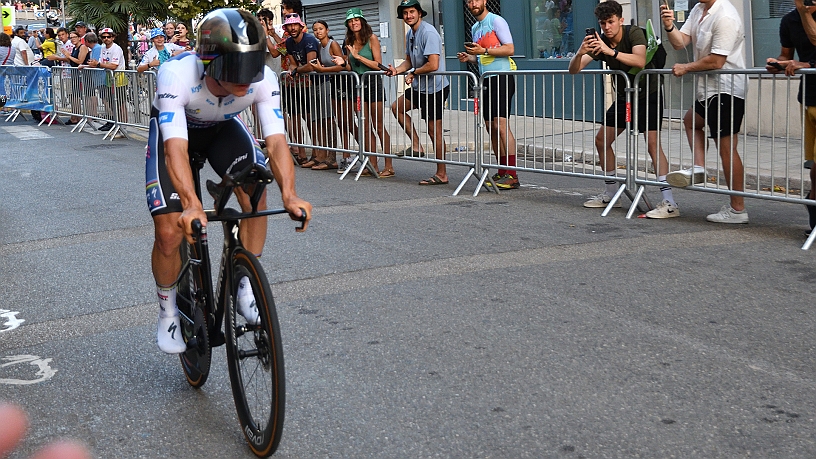 Remco EVENEPOEL 1.jpg - Remco EVENEPOEL ciclista belga, terzo nella cronometro e nella classifica finale del Tour. Vincitore della maglia bianca come miglior giovane. In carriera si è aggiudicato la classifica generale alla Vuelta a España 2022, la Liegi-Bastogne-Liegi nel 2022 e 2023, la Classica di San Sebastián nel 2019, 2022 e 2023. 2022, Campione del mondo nel 2022.